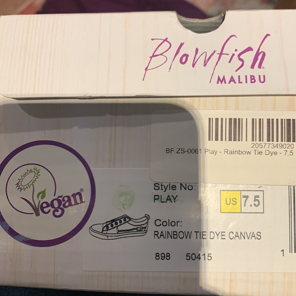 New in box sneakers ladies 7.5 - Picture 2 of 2